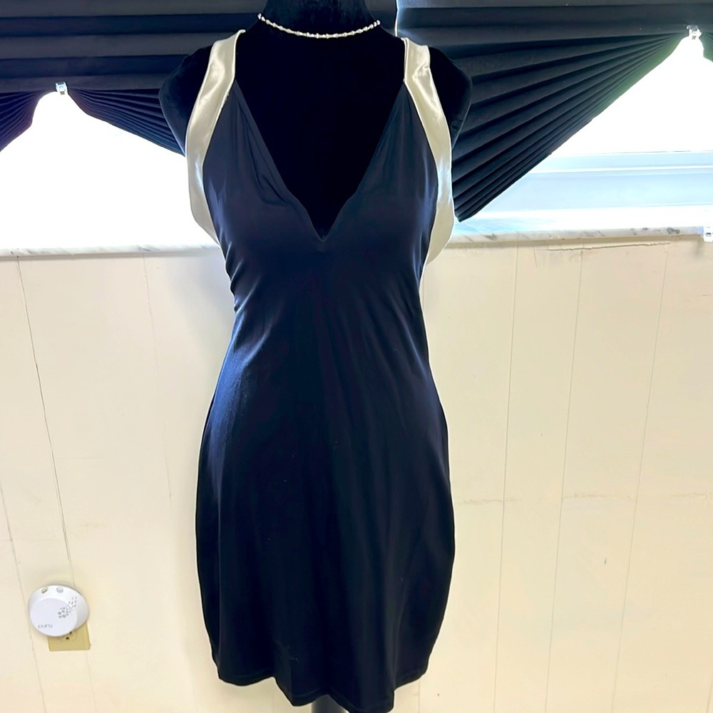 Gorgeous back crossed straps stretch material very flattering